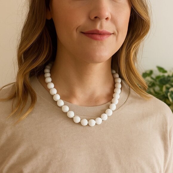 Vintage Trifari White Beaded Necklace 17 inch Ribbed Lucite 1950s Jewelry - Picture 2 of 11